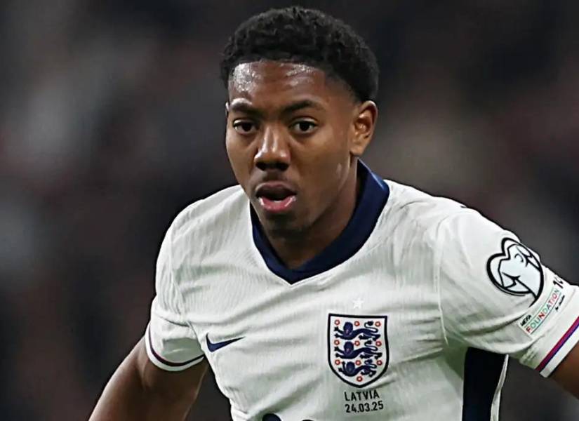 Myles Lewis-Skelly resalta por su velocidad por banda.