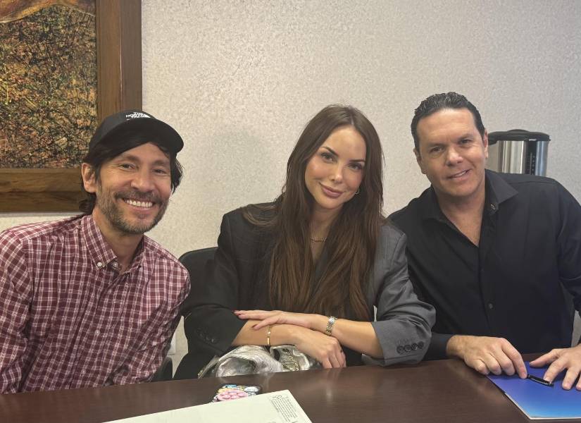 Érika Vélez junto a Jaime Tamariz, jefe de casting, y Mariano Juan, gerente de producción.