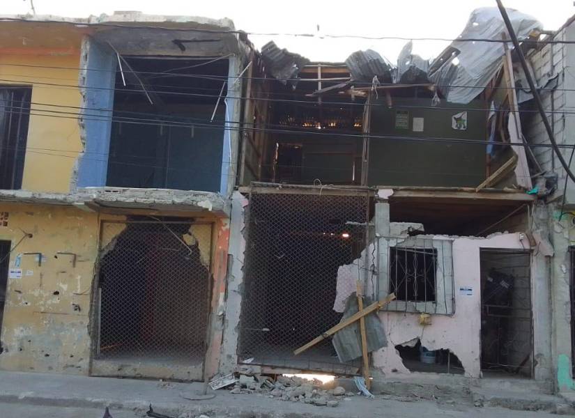Dos de las casas destruidas, tras la explosión en la Calle 8. La casa con pared de rosado vivía de Nayeli, donde su mamá murió.