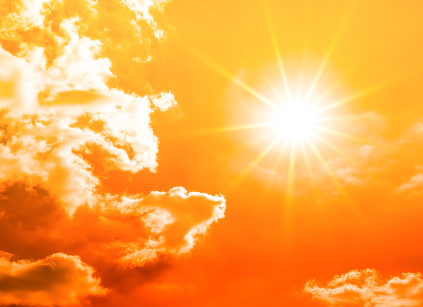 Cielo naranja con el sol intenso