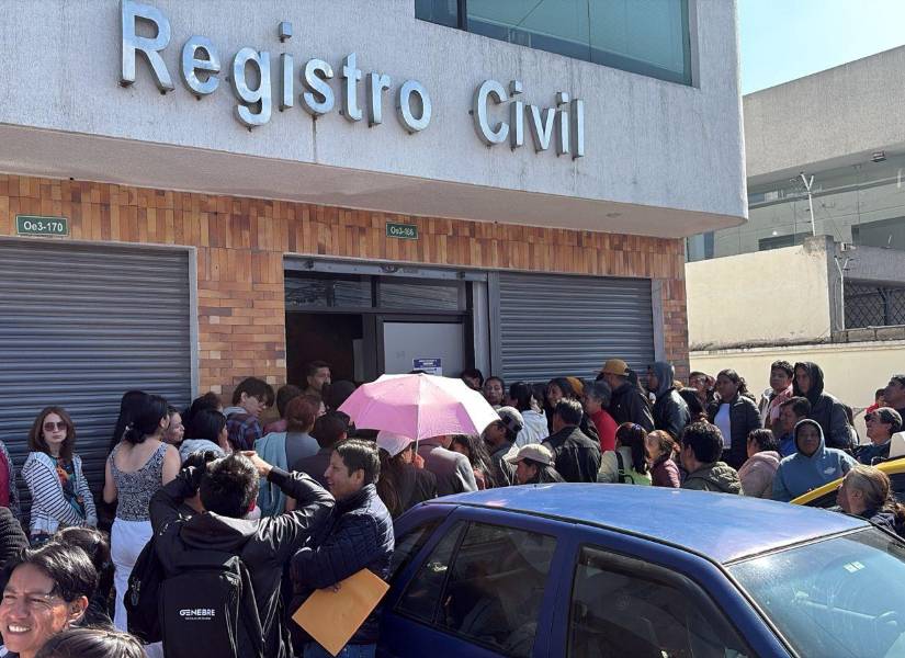 Cientos de personas hacen fila para obtener su cédula en Quito.