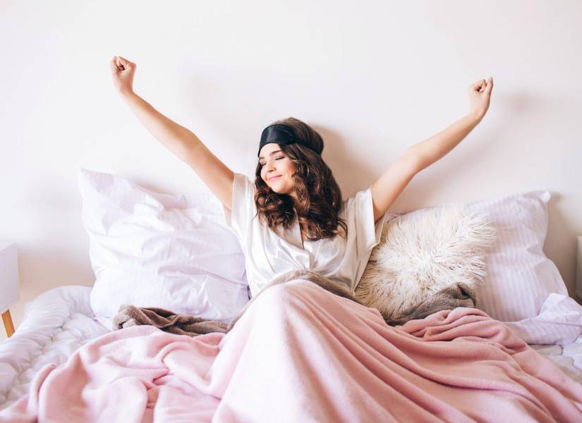 Imagen referencial: Mujer despertando feliz tras un buen descanso.