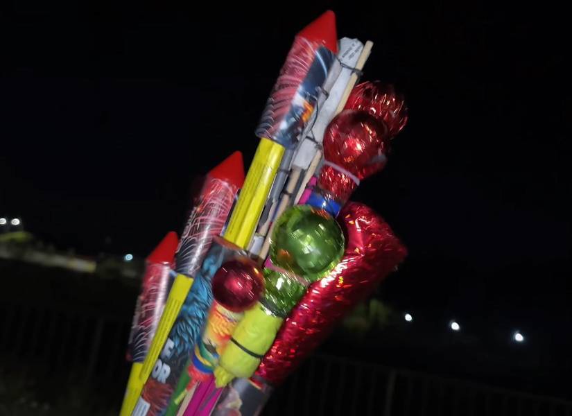 Imagen de voladores, cohetes y otros artefactos de pirotecnia.