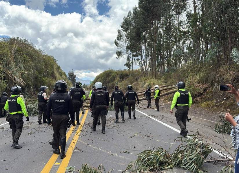 Cinco tramos de la vía están cerrados.