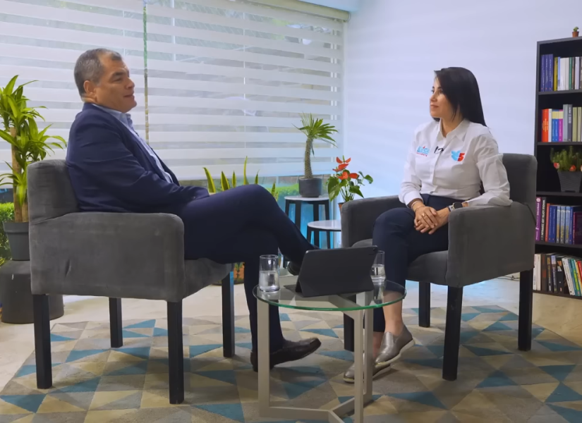 Imagen de la entrevista de Rafael Correa a Luisa González, publicada el 17 de julio del 2023.