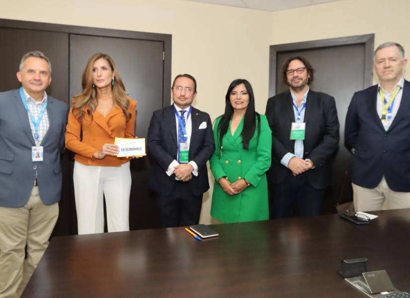 Entrega de las preguntas en presencia del notario.