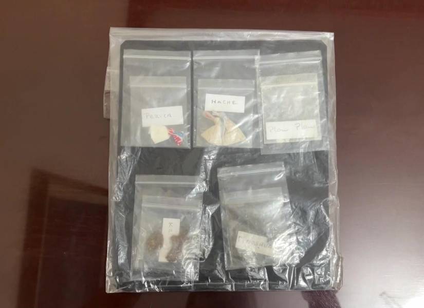 Imagen de dosis de drogas que circulan en Guayaquil, como el perico, la hache, el plo plo, la crippy y la marihuana.