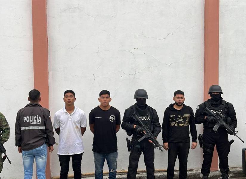 Imagen de los tres detenidos en una narcofiesta en El Empalme, en imágenes tomadas este 12 de junio.