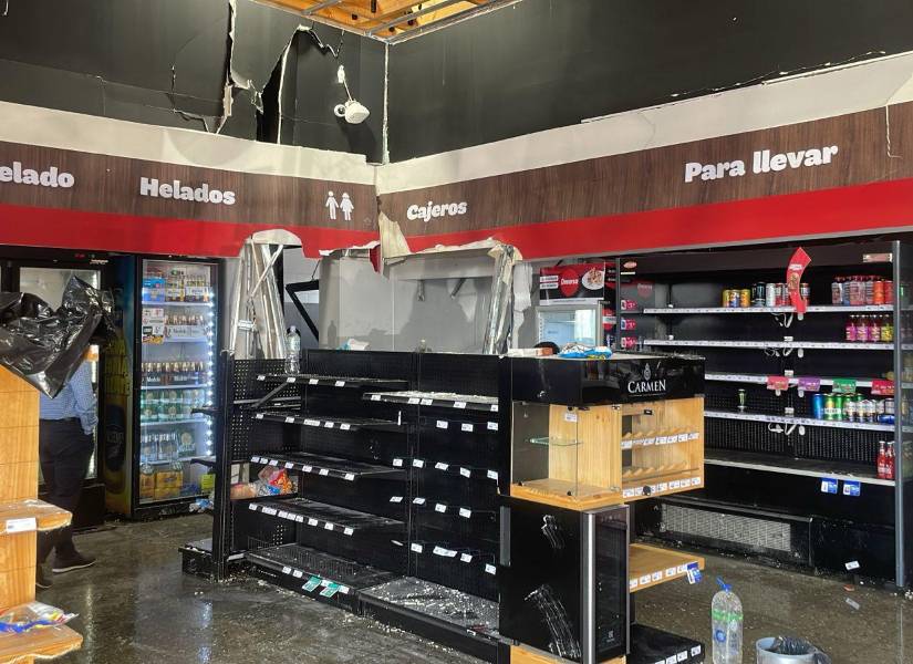 Imagen de los daños provocados por el ataque con explosivos en una gasolinera en la avenida Narcisa de Jesús, Guayaquil