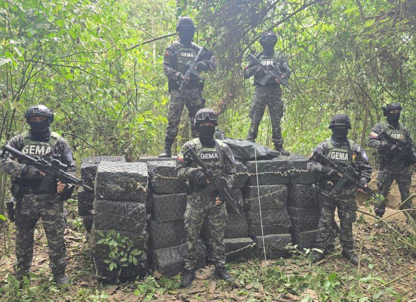 La Policía decomisó dos toneladas de cocaína escondidas en una finca en Manabí.