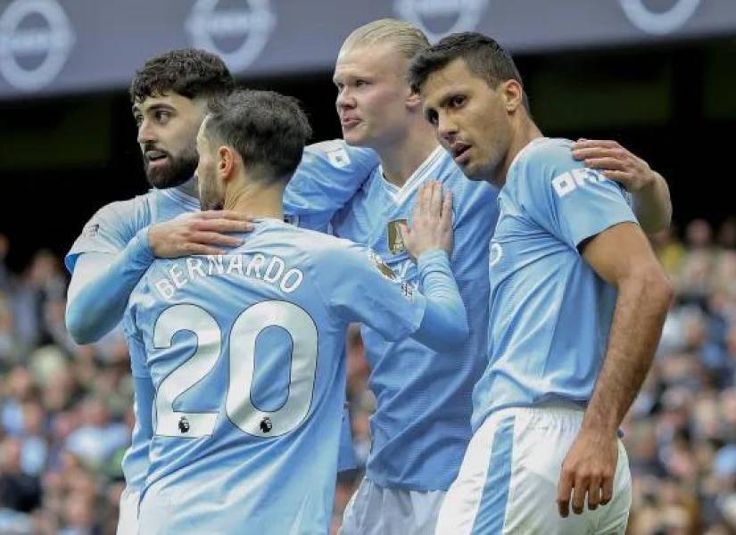 Jugadores del Manchester City celebrando un gol.