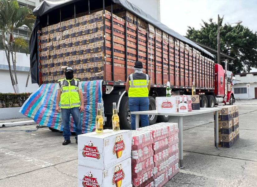 Imagen de agentes del Servicio Nacional de Aduanas con un cargamento de cervezas.