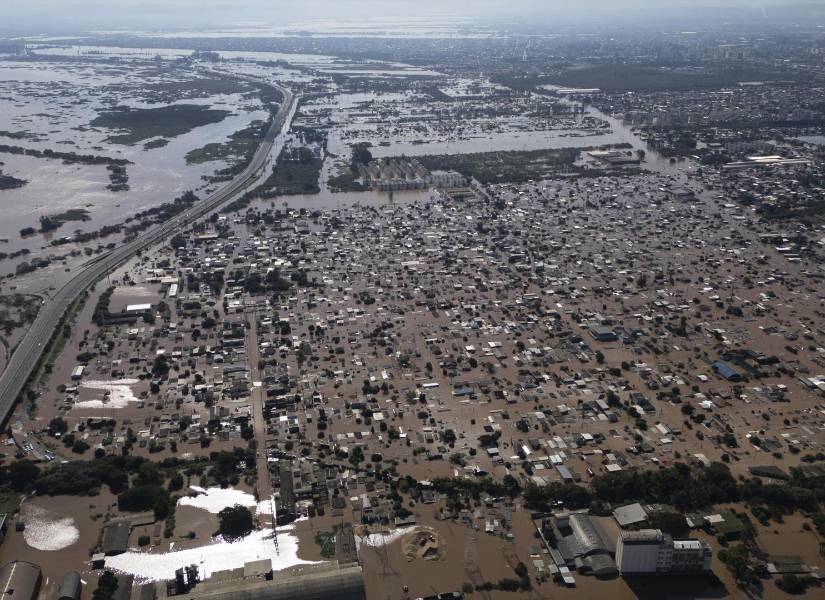 Fotografía aérea tomada con dron que muestra la inundación, en la ciudad de Porto Alegre (Brasil).