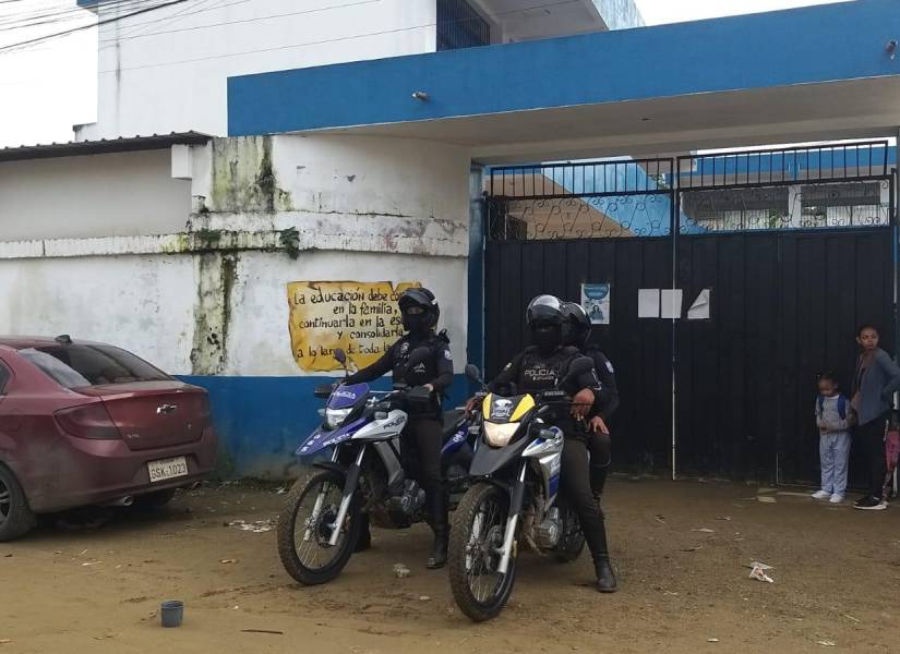 La Policía vigila las puertas de acceso en colegios de Flor de Bastión, en Guayaquil.