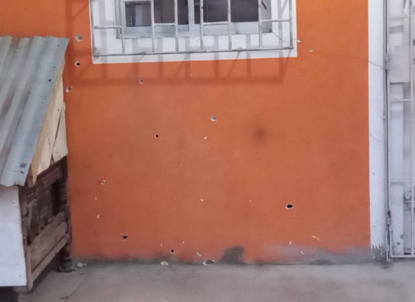 Las huellas de los disparos se evidenciaron esta mañana en la fachada de una vivienda.