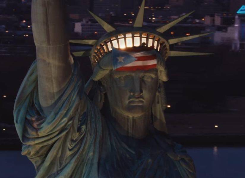 Imagen de la Estatua de la Libertad con la bandera de Puerto Rico.