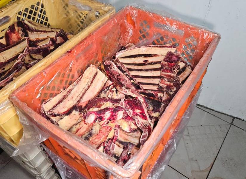 Imagen de putrefacción en carnes encontradas en un servicio de catering de Guayaquil.