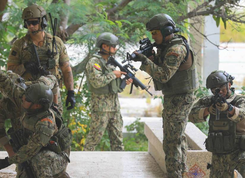 Miembros de Fuerzas Especiales de Estados Unidos enseñando a militares ecuatorianos cómo preparar adecuadamente una carga lineal para abrir una puerta en Manta, Ecuador, el 16 de mayo de 2022.