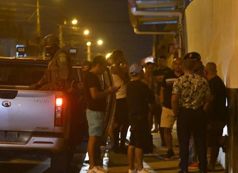 La Policía Nacional y el Ejército vigilan el hostal donde se produjo un ataque en Manta, que dejó cuatro fallecidos, el 10 de septiembre de 2025