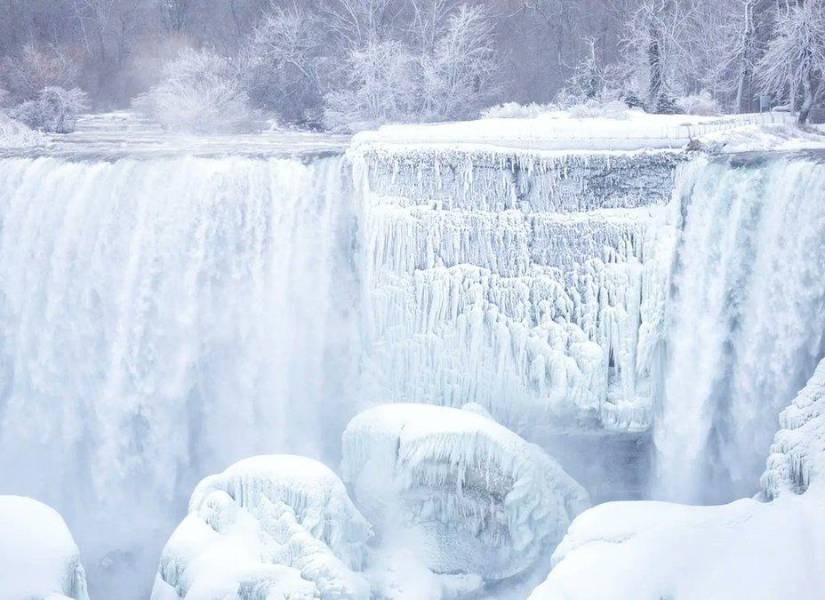 Cataratas del Niágara parcialmente congeladas.