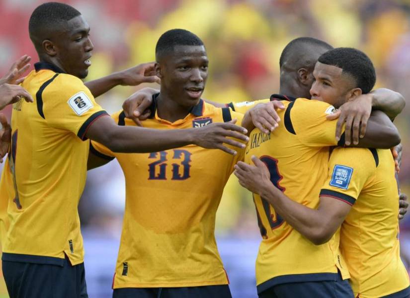Jugadores de la selección de Ecuador celebran un gol en las Eliminatorias Sudamericanas