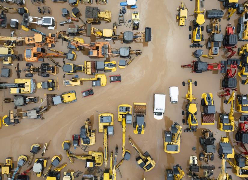 Fotografía aérea que muestra una zona con vehículos inundada este domingo, tras la crecida del lago Guaíba en la ciudad de Porto Alegre (Brasil).