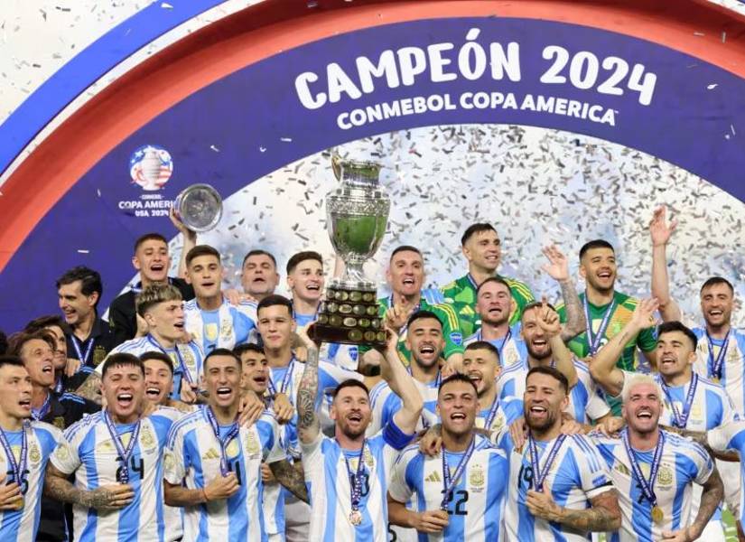 Messi, capitán de Argentina, levantando el trofeo de la Copa América.
