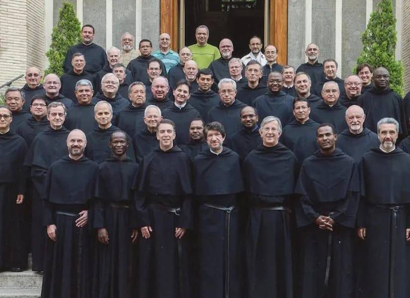 El papa León XIV tercero de la segunda fila desde la izquierda, junto a otros integrantes de la comunidad agustina.