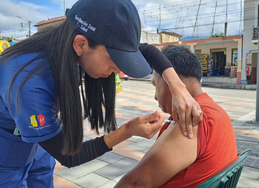 Un hombre recibe la vacuna contra la influenza en Ecuador.