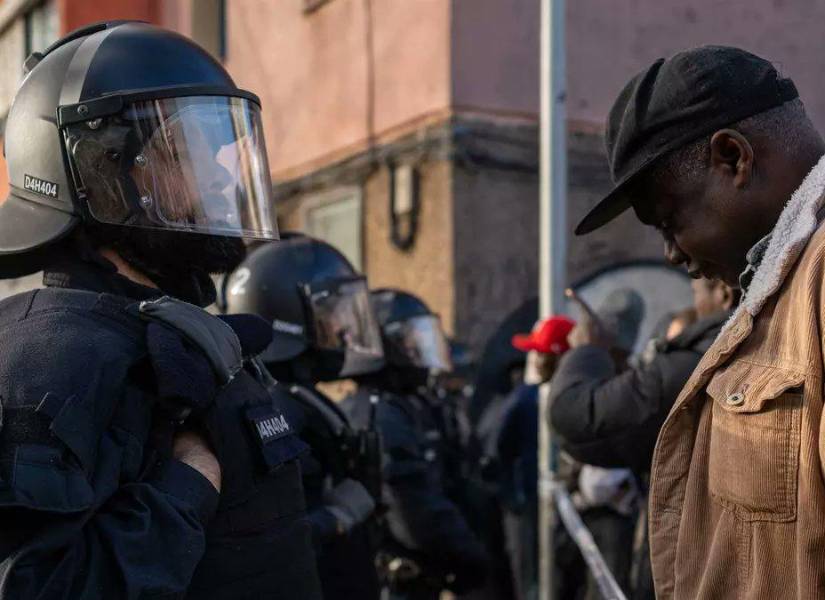 Autoridades de Barcelona en el operativo de desalojo en el edificio B9.