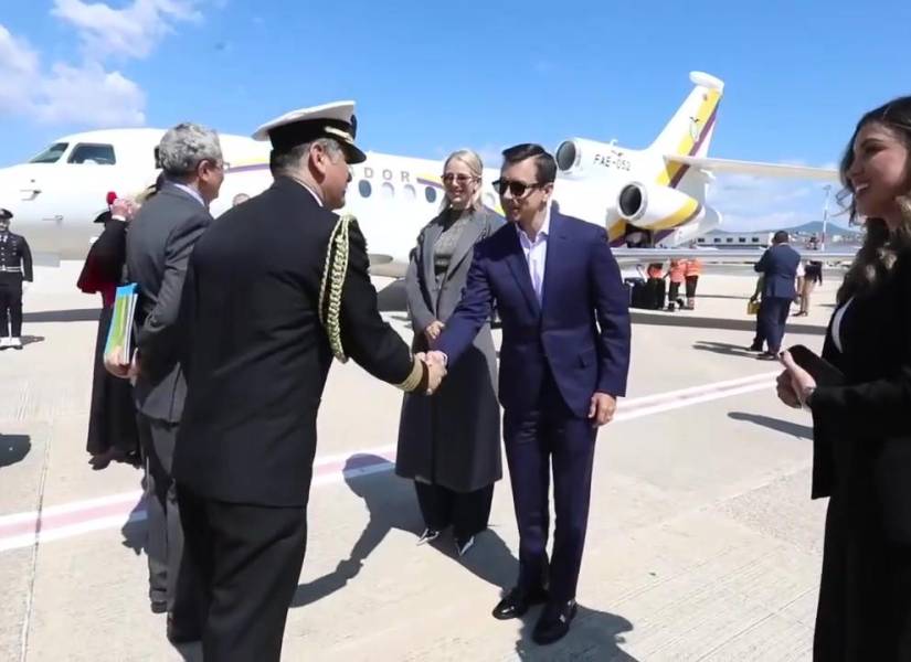 Imagen de Daniel Noboa, tras bajar del avión presidencial junto a Lavinia Valbonesi, en el aeropuerto Ciampino-Roma.