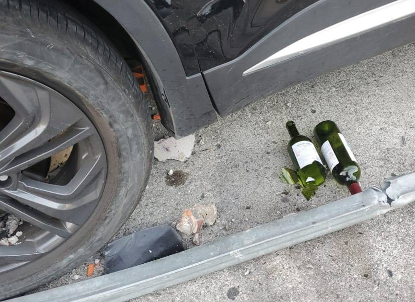 Cerca del auto siniestrado se encontraron botellas de vino.