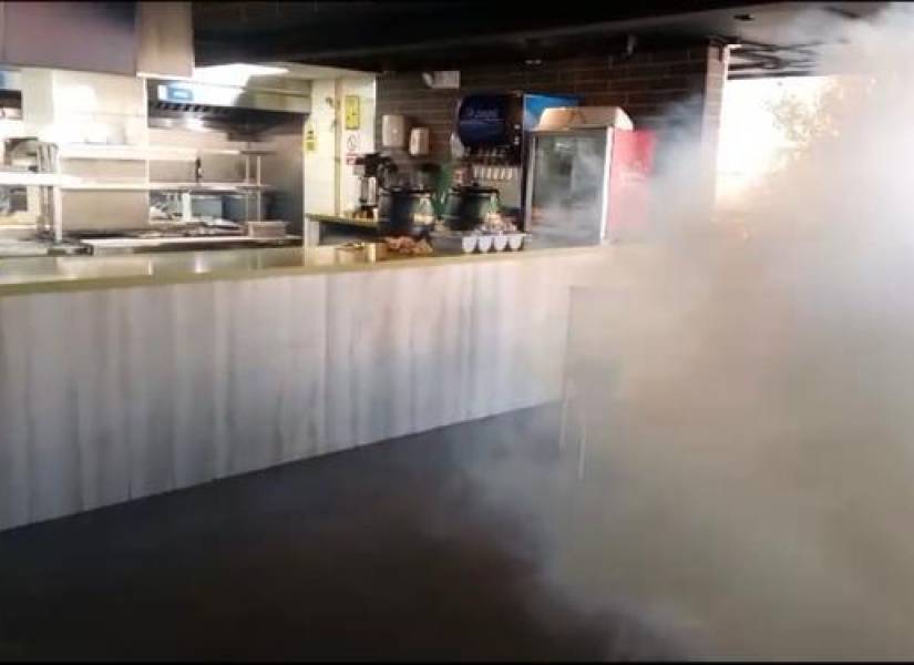 Instante en el que se activó la niebla seguridad al interior de un restaurante.