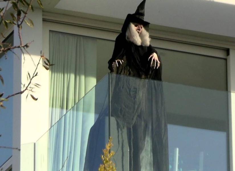 La muñeca de bruja instalada en el balcón de la casa de la cantautora colombiana.