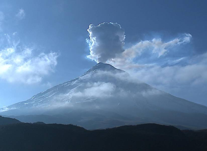 Volcán Cotopaxi lanza una columna de gas y ceniza.