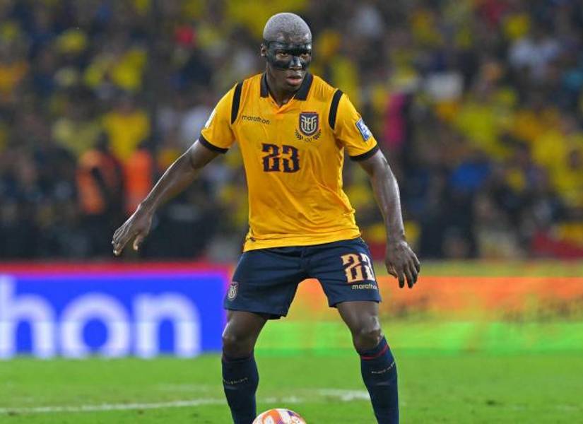 Moisés Caicedo en un partido con la selección de Ecuador
