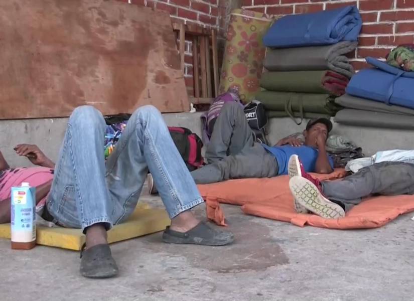 Migrantes venezolanos descansan en la casa de Carmen Maldonado y continúan su marcha.