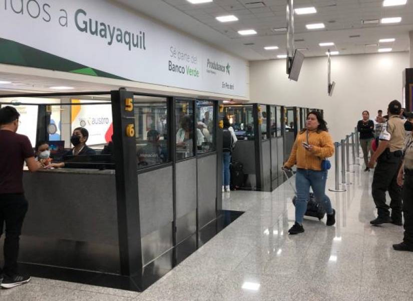 La falta de personal de control migratorio en Guayaquil afecta a los usuarios.