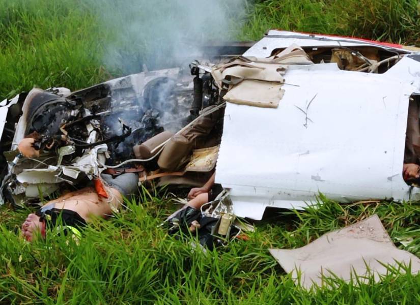 Restos de la avioneta en la zona del accidente en Boyacá, Colombia.