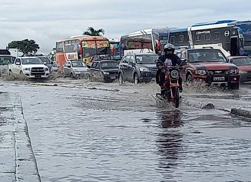 El agua de la lluvia sigue represada en la Av. Benjamín Rosales, en el norte de Guayaquil.