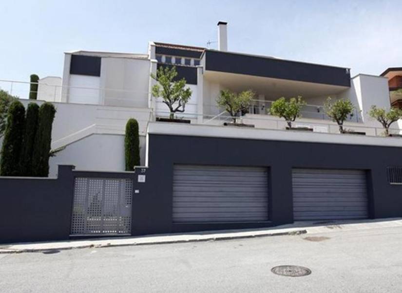 Imagen de archivo de la residencia de Shakira y Piqué en Barcelona, cuando vivían juntos con sus hijos, Sasha y Milan. La casa cuenta con tres plantas de altura, un amplio jardín, piscina, pista de tenis y más.