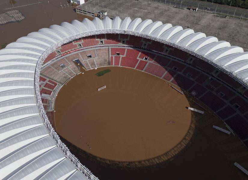 Fotografía aérea que muestra las inundaciones en el estadio de fútbol Beira-Rio y sus alrededores, ubicado a orillas del lago Guaíba en la ciudad de Porto Alegre (Brasil).