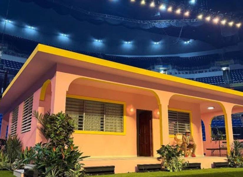 La réplica de la casita como parte del escenario de la residencia de Bad Bunny.