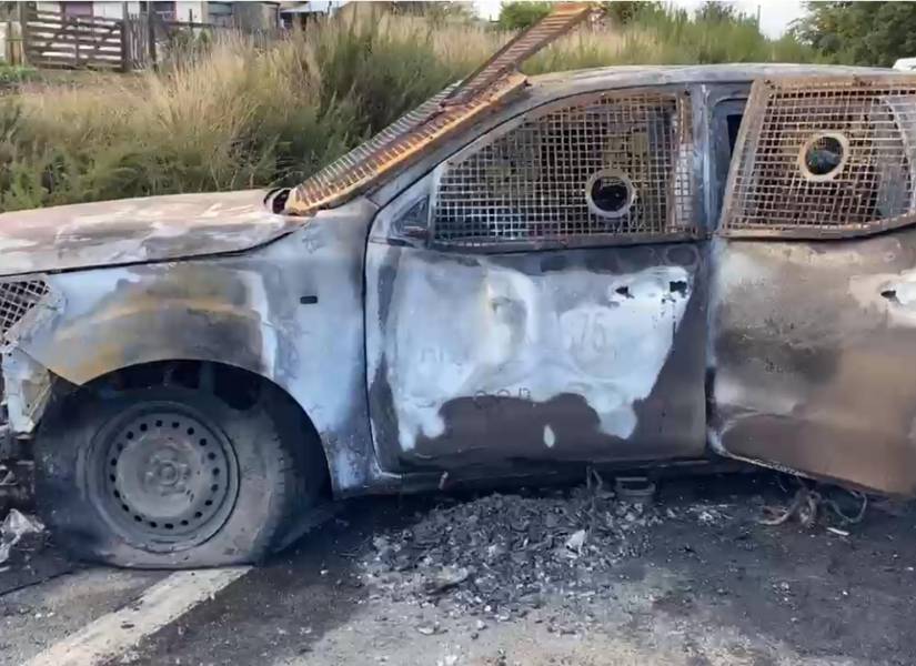 Captura de pantalla de un video cedido por Carabineros de Chile que muestra los peritajes a vehículo policial que resultó quemado, donde fueron emboscados y asesinado tres Carabineros.