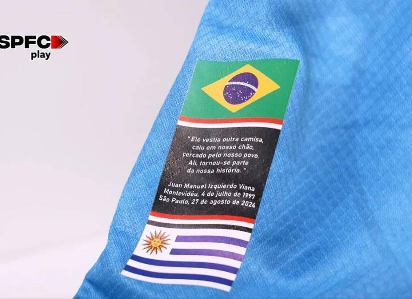Parche de la camiseta donde se muestra la bandera de Brasil y de Uruguay, y el siguiente texto: “Él vestía otra camiseta, cayó en nuestra tierra, rodeado de nuestra gente. Allí, se convirtió en parte de nuestra historia”.