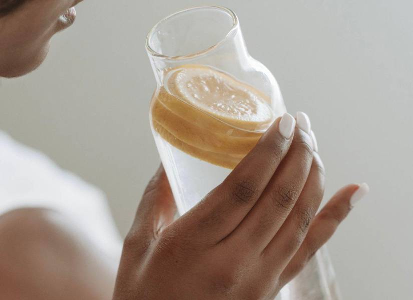 Imagen referencial: Mujer bebiendo agua con limón.