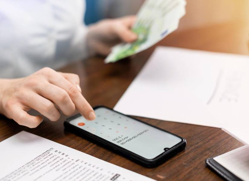 Hombre sumando dinero.