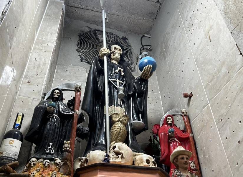 En una de las viviendas se halló un altar de la Santa Muerte.