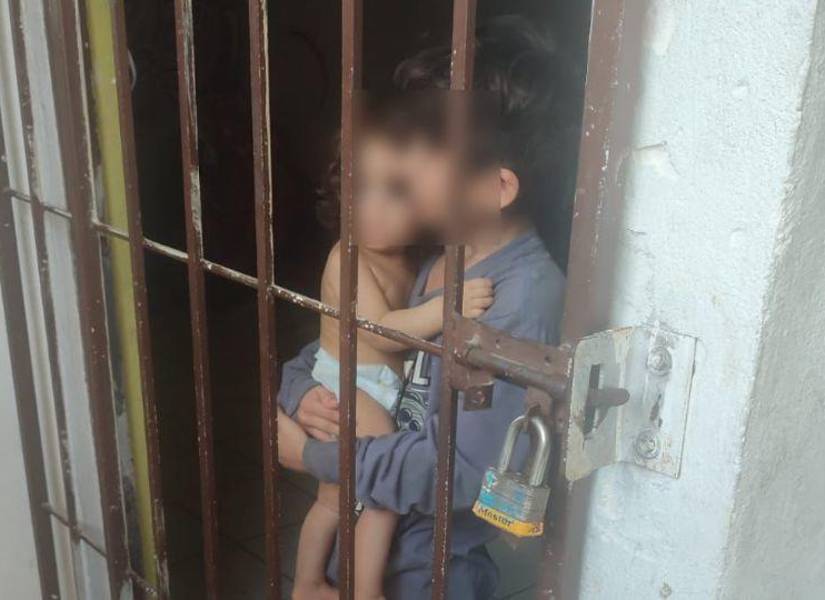 Dos niños menores tras las rejas