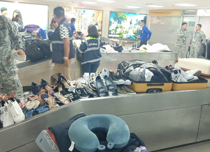 Pasajeros intentaron ingresar decenas de pares de zapatos.